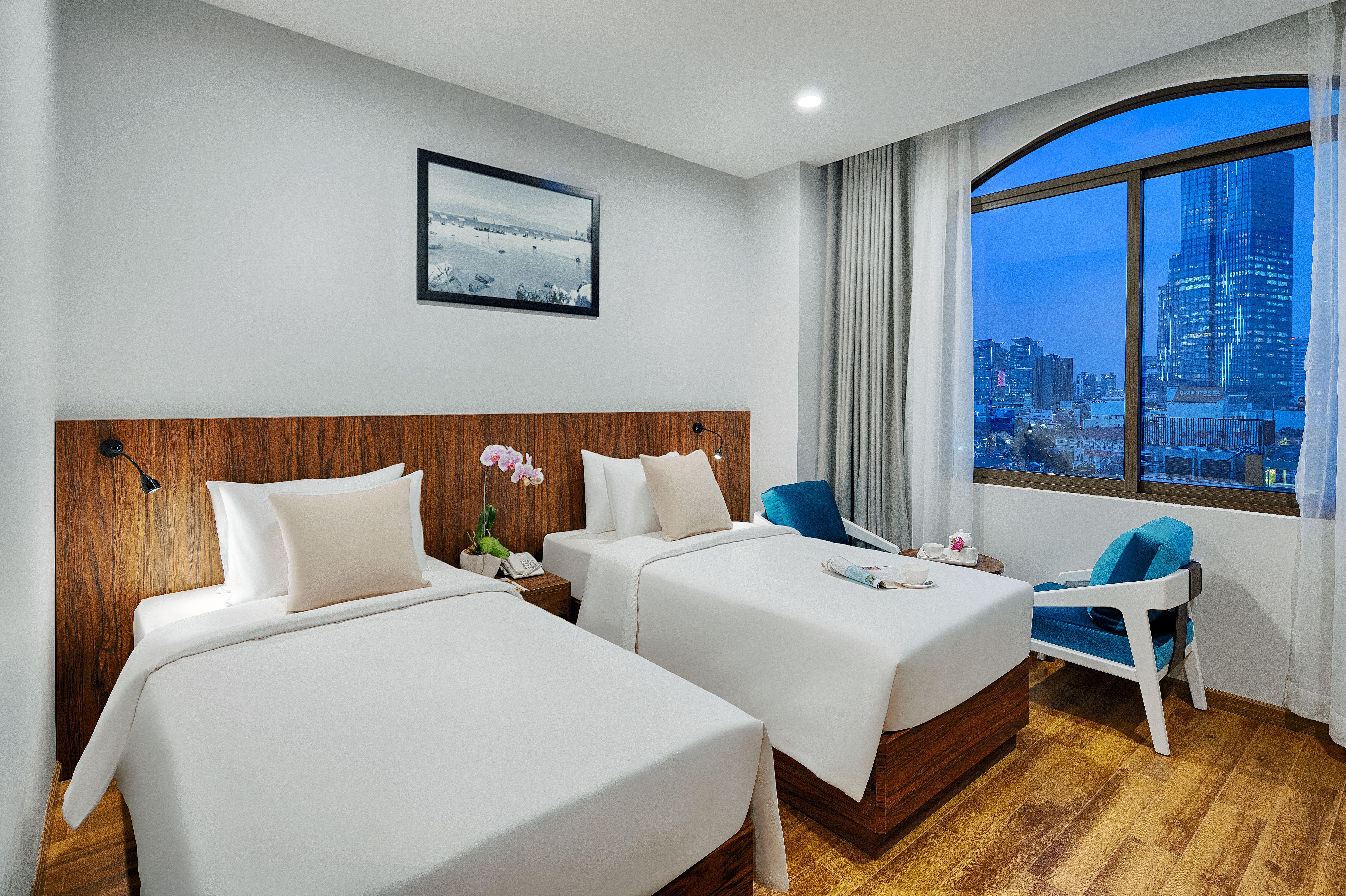 Happy Life Grand Hotel & Rooftop Skybar Хошимин Екстериор снимка