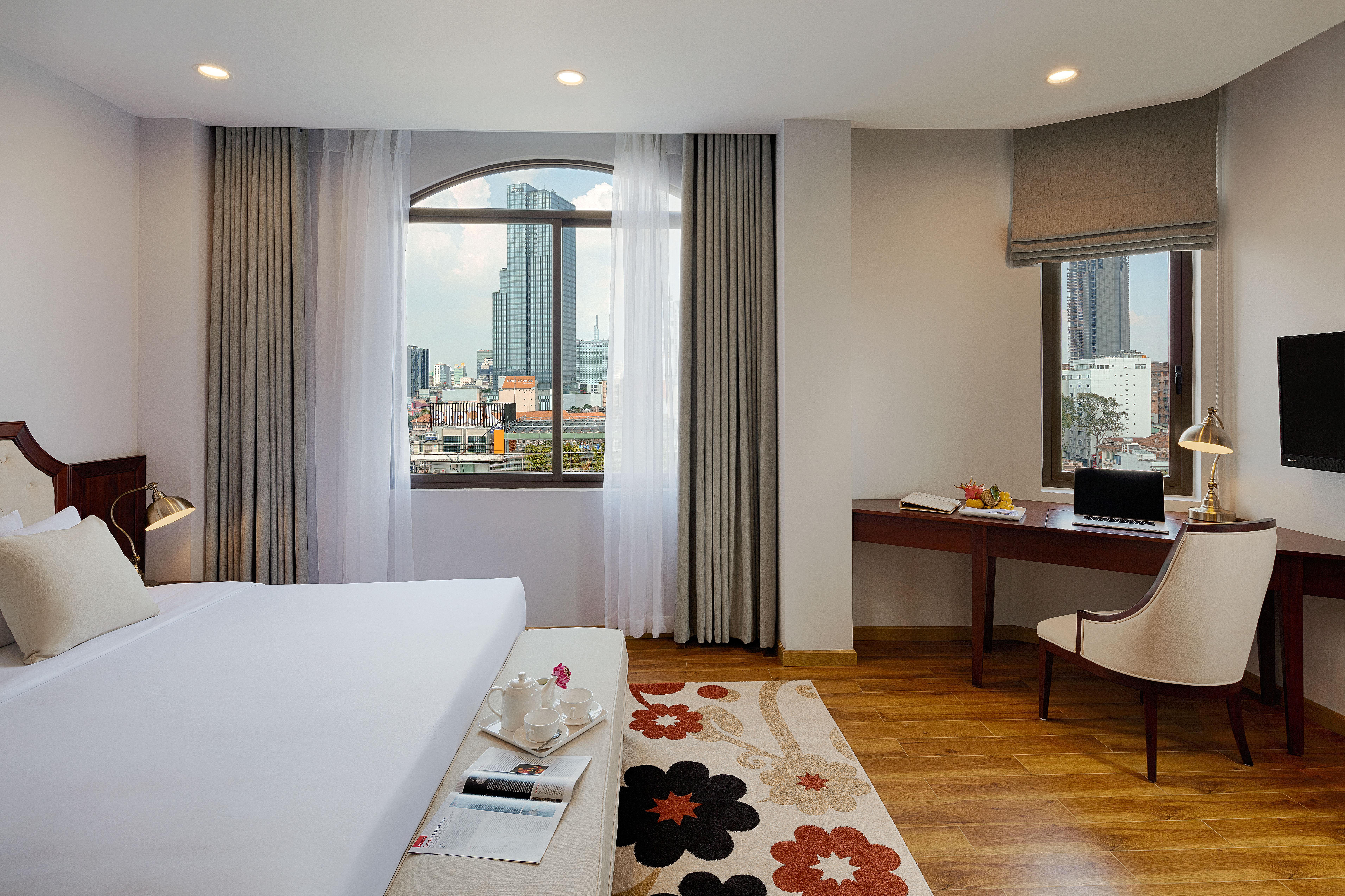 Happy Life Grand Hotel & Rooftop Skybar Хошимин Екстериор снимка