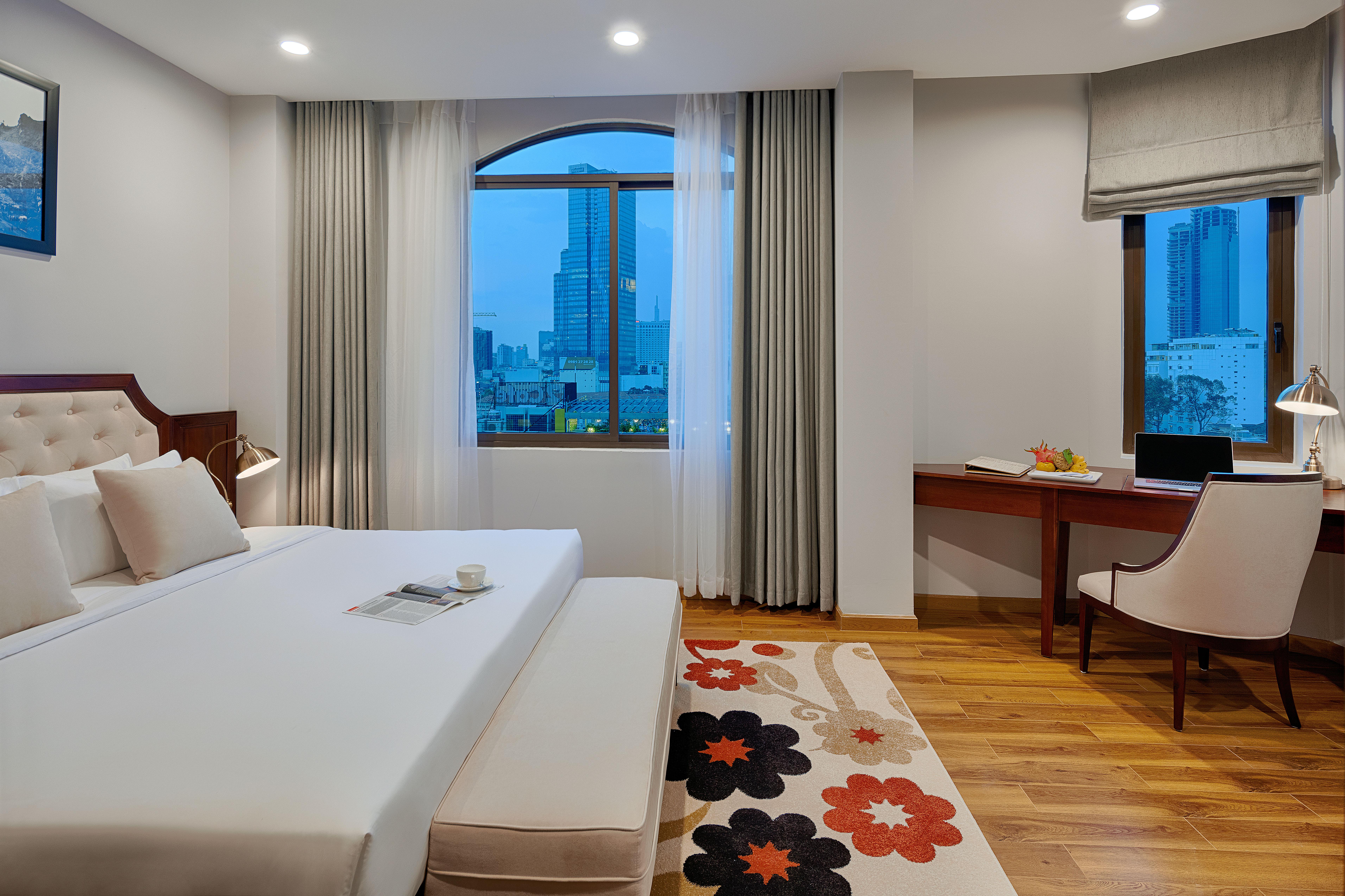 Happy Life Grand Hotel & Rooftop Skybar Хошимин Екстериор снимка