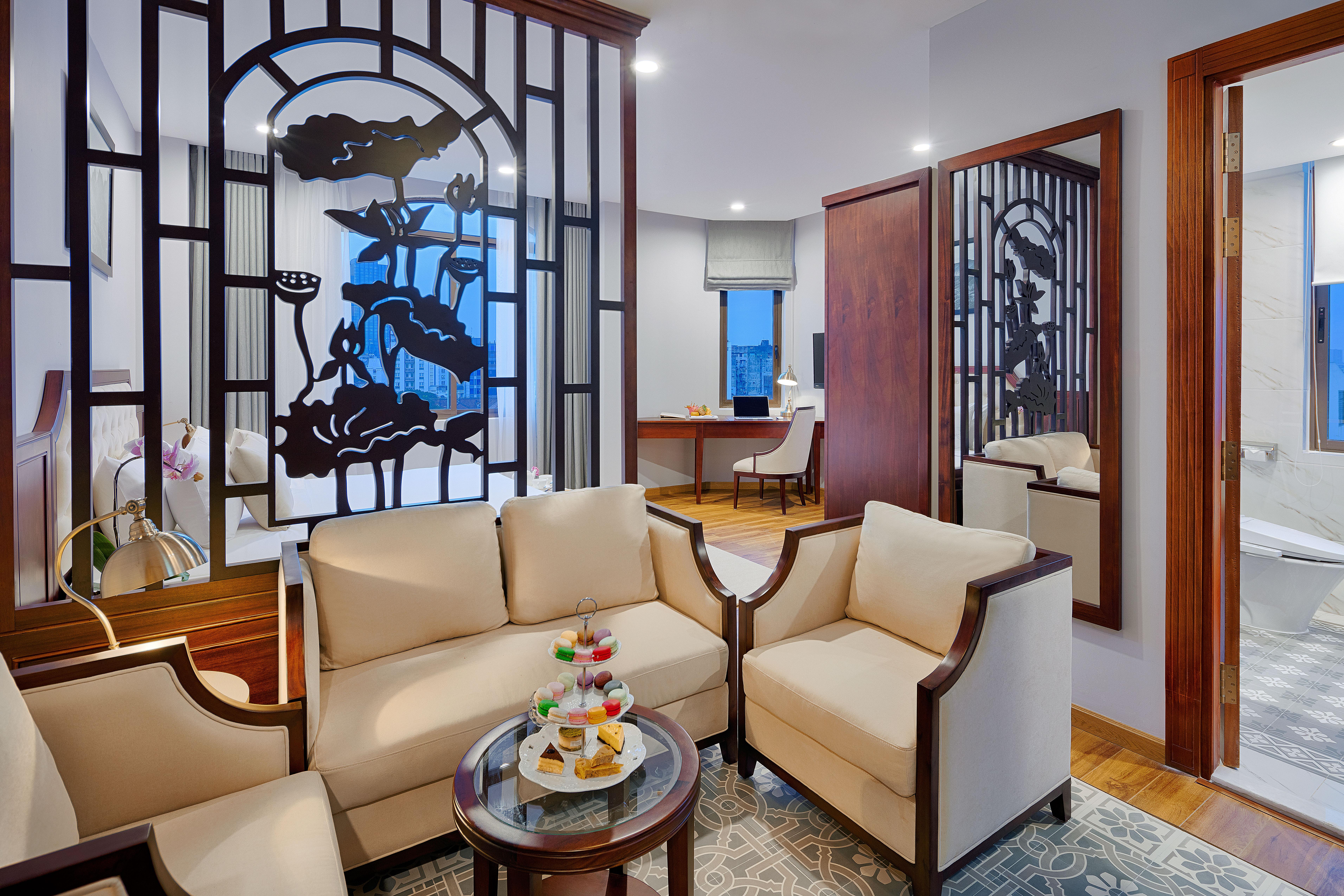 Happy Life Grand Hotel & Rooftop Skybar Хошимин Екстериор снимка