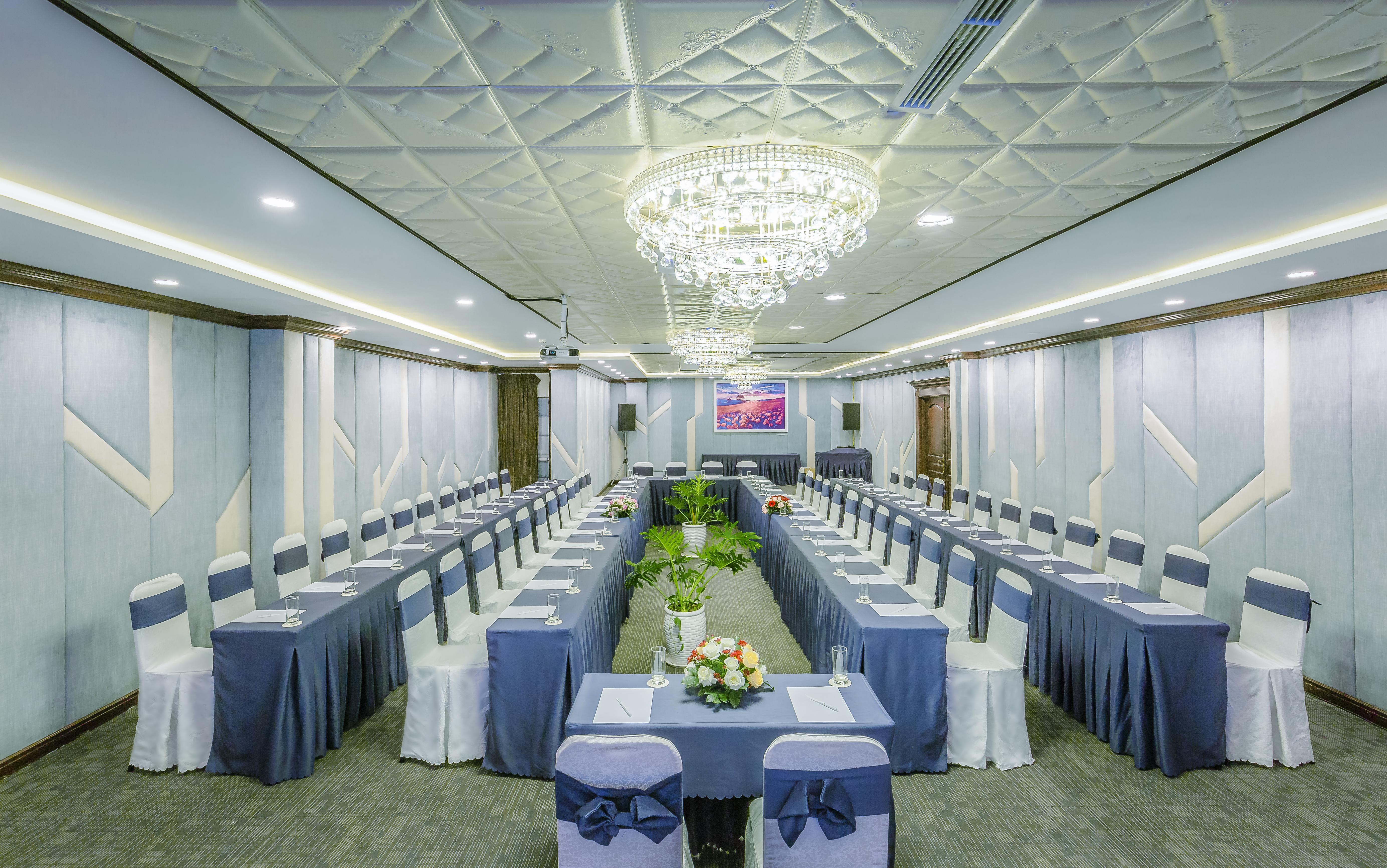 Happy Life Grand Hotel & Rooftop Skybar Хошимин Екстериор снимка