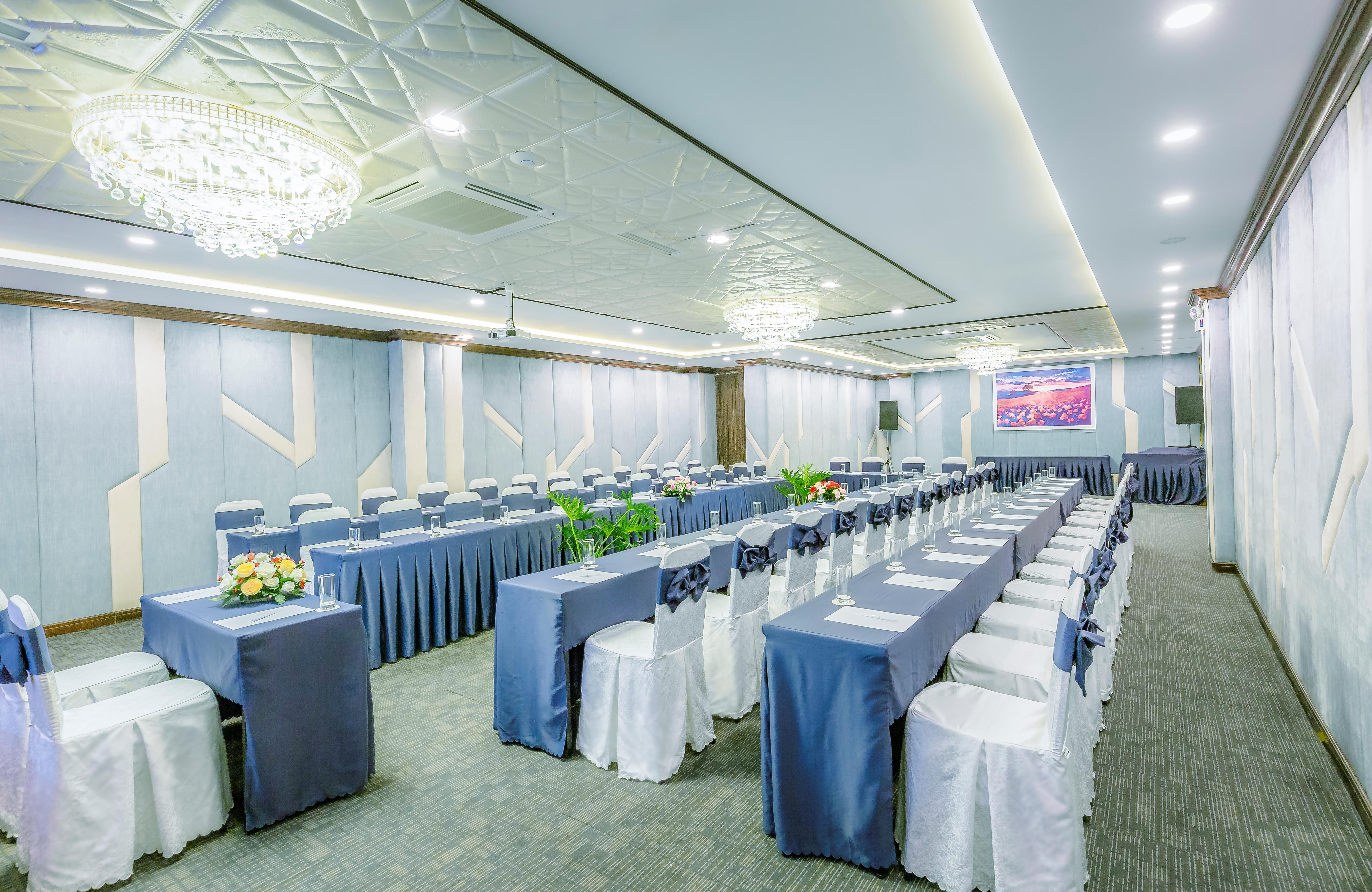 Happy Life Grand Hotel & Rooftop Skybar Хошимин Екстериор снимка