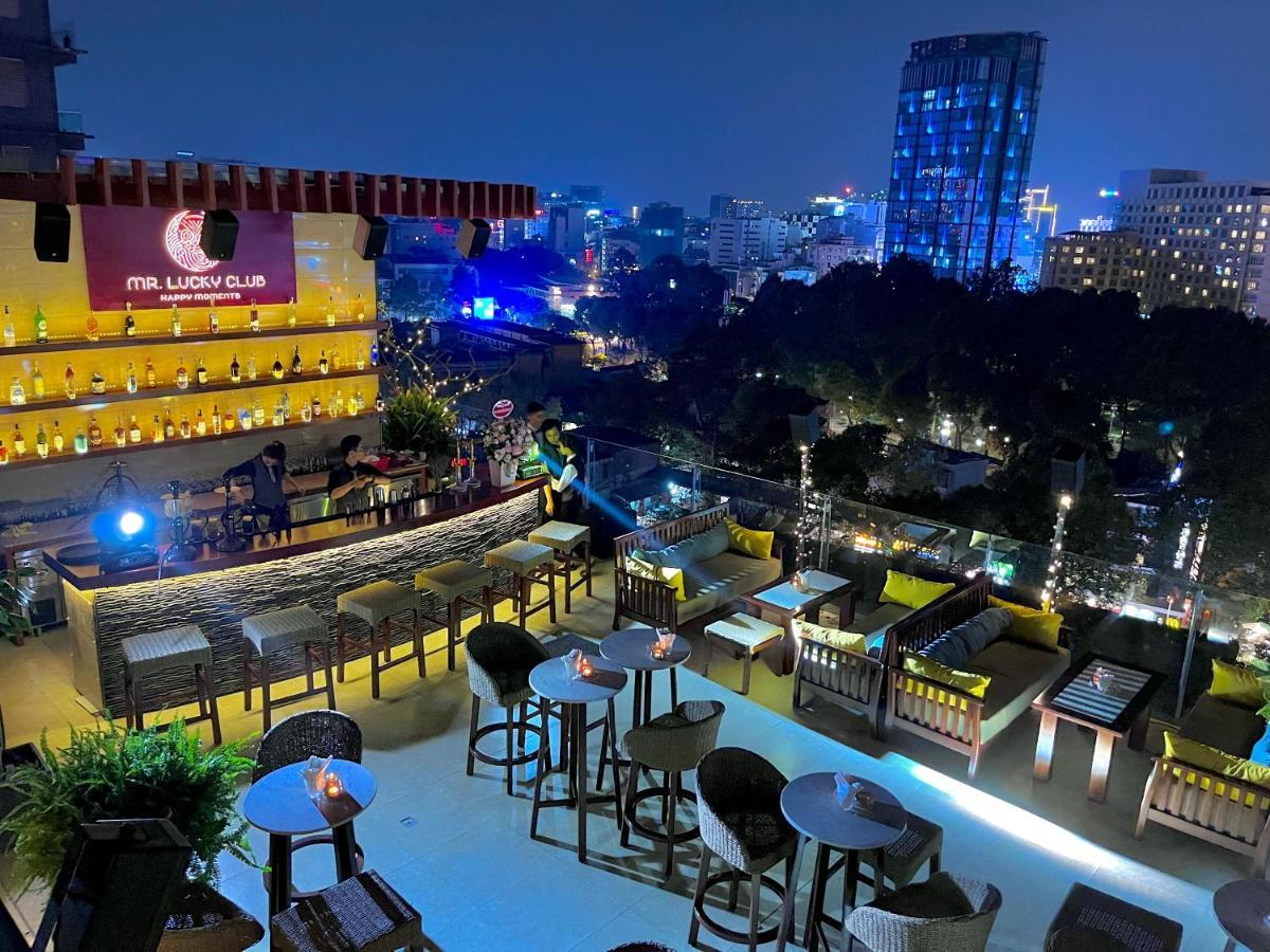 Happy Life Grand Hotel & Rooftop Skybar Хошимин Екстериор снимка