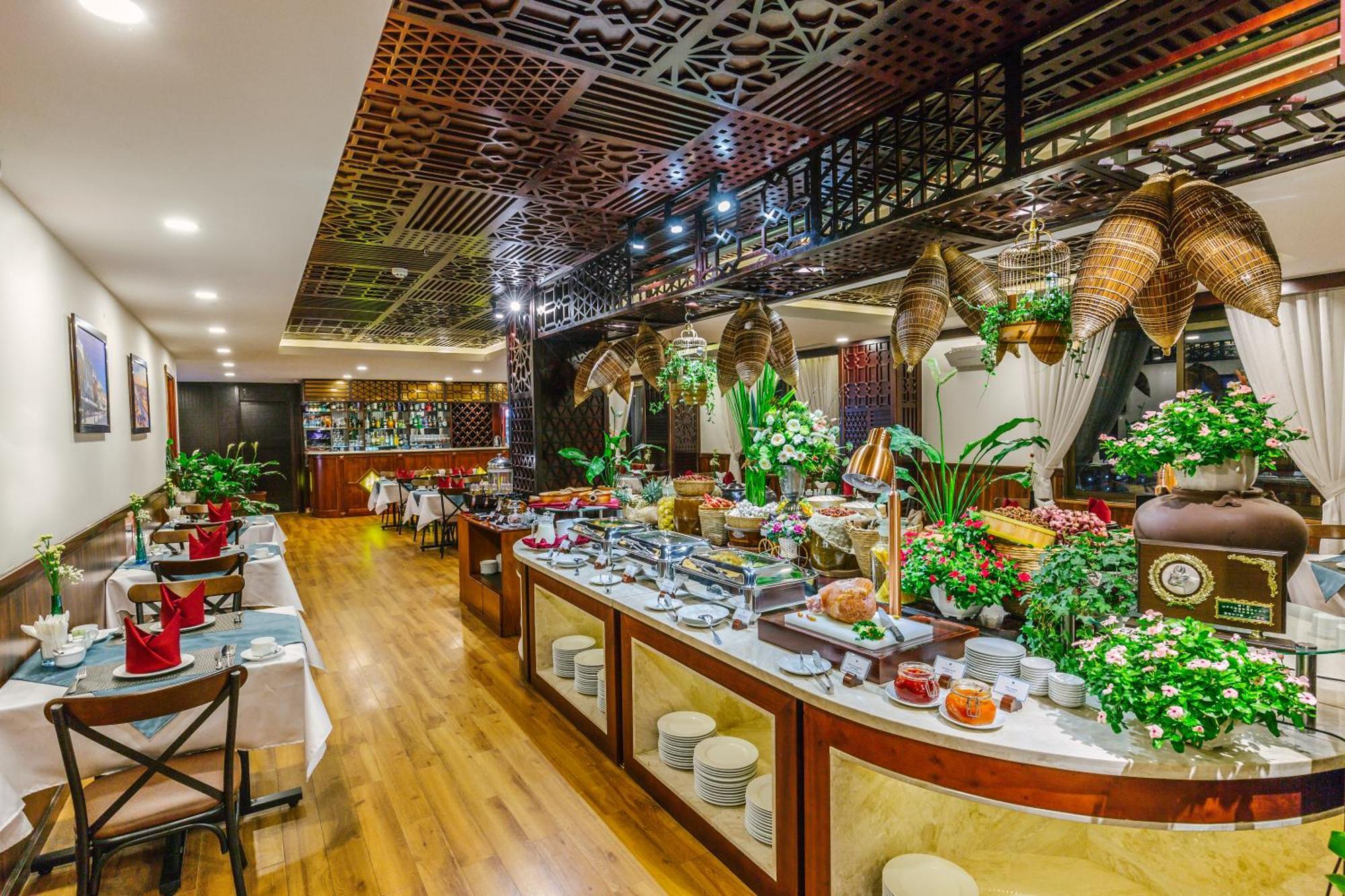 Happy Life Grand Hotel & Rooftop Skybar Хошимин Екстериор снимка