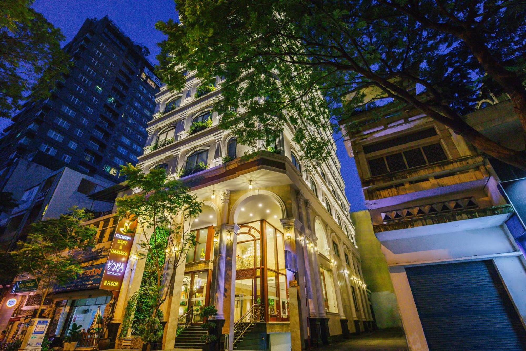 Happy Life Grand Hotel & Rooftop Skybar Хошимин Екстериор снимка