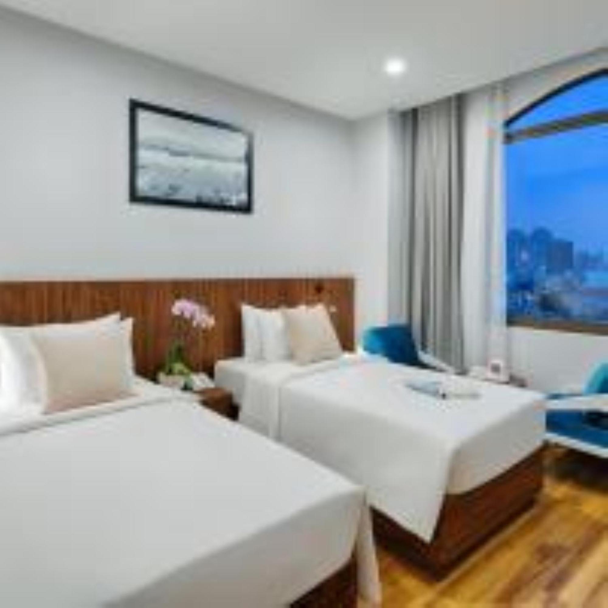 Happy Life Grand Hotel & Rooftop Skybar Хошимин Екстериор снимка