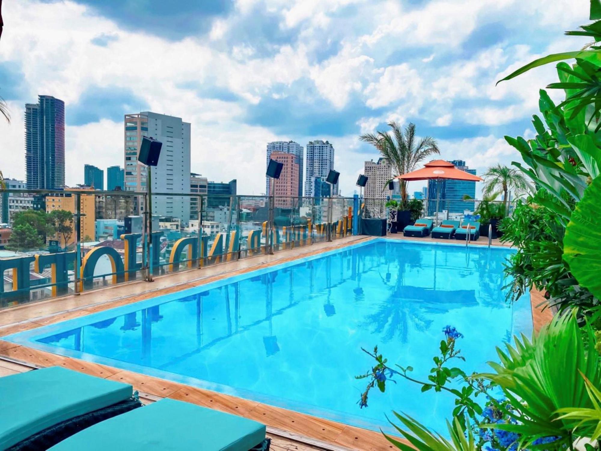 Happy Life Grand Hotel & Rooftop Skybar Хошимин Екстериор снимка