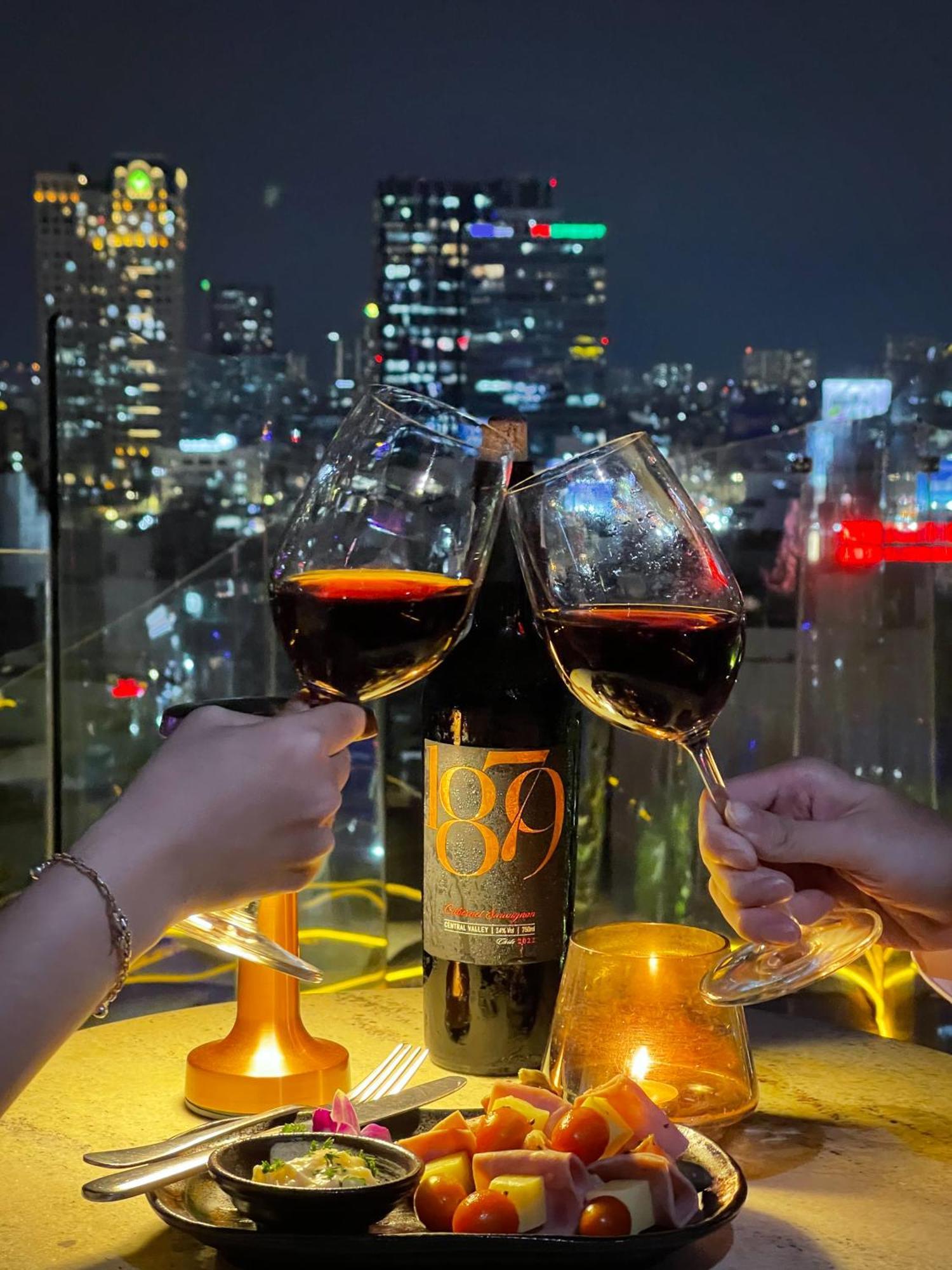 Happy Life Grand Hotel & Rooftop Skybar Хошимин Екстериор снимка